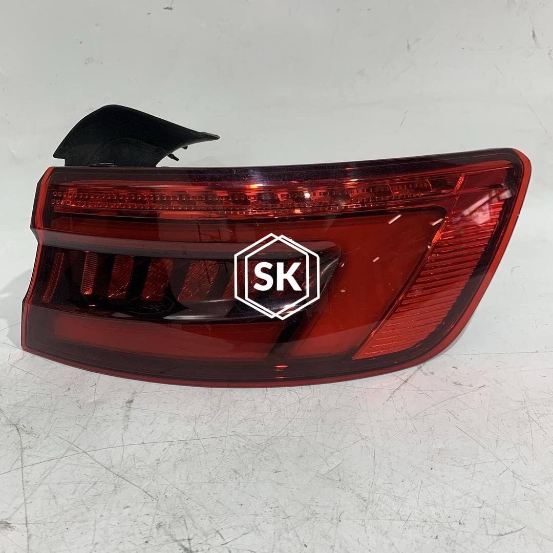 A4 B9 TAILLIGHT R