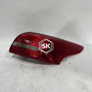 FOCUS 16Y SEDAN TAILLIGHT (R)